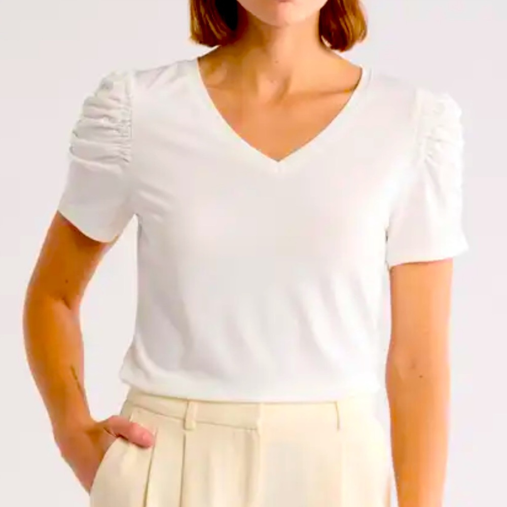 T Tahari Ruched Sleeve V-Neck T-
Shirt small Petite